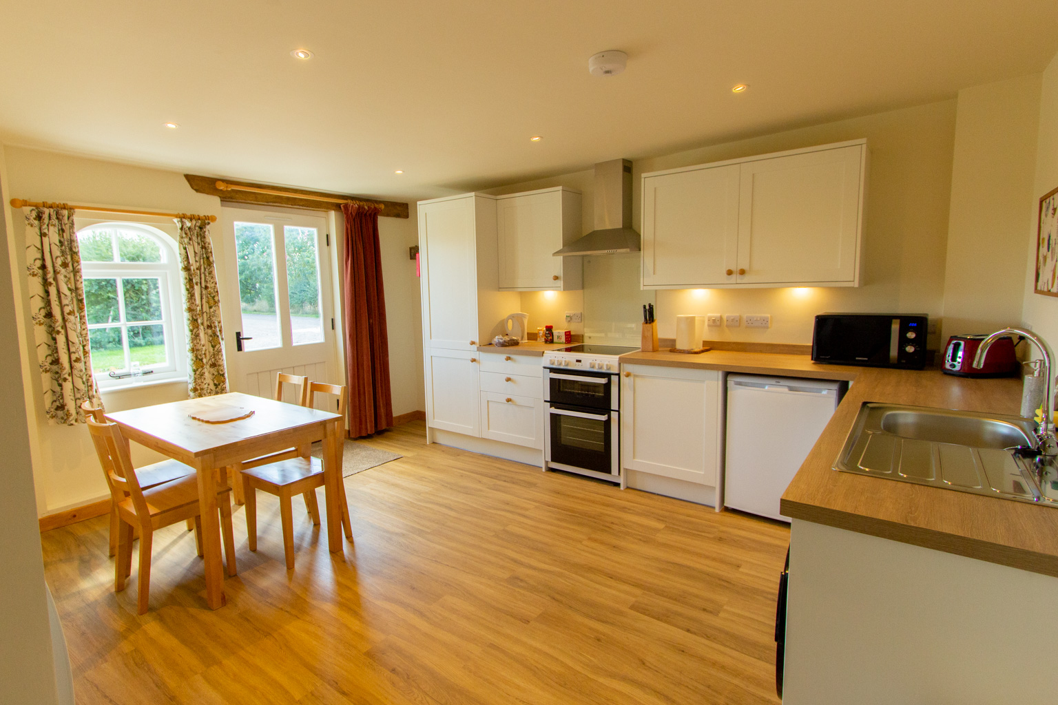 Old Dairy Cottages modern kitchen Dining room. A great bright space for for those luxury holiday breakfasts.